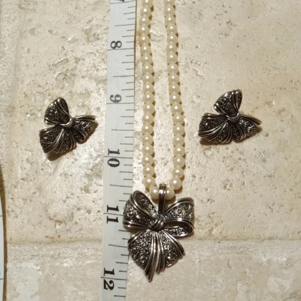 Like new! Bow necklace and earrings set
